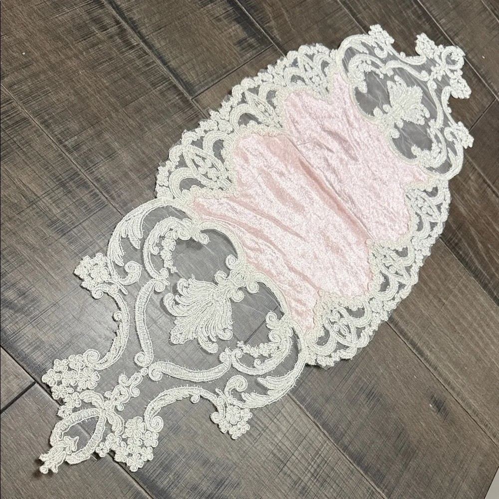NWOT VINTAGE VICTORIAN Style Elegant Pink and White Lace Table Runner